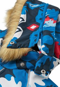 Blauwe camouflagejas met een nepbontkraag, een ritsluiting en zilveren drukknoopjes. De stof is soepel met een glanzende afwerking.
