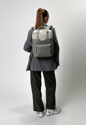 Grau Rucksack mit einer hellgrauen Oberseite, verfügt über zwei Tragegriffe, eine mit Reißverschluss versehene Fronttasche und verstellbare Träger. Glattes, strapazierfähiges Material.