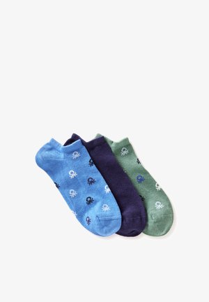 Tři kotníkové ponožky v modré, námořnické modři a zelené barvě, každá vzorovaná malými opakujícími se bílými a tmavými křížkovými kruhovými symboly.