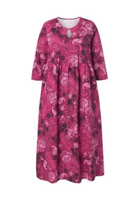 Langes, fuchsia Kleid mit rundem Ausschnitt und Schlüsselloch-Detail. Mit floralen und Paisleymustern in Rosa, Schwarz und Weiß. Dreiviertelärmel.