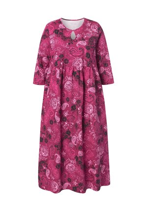 Dlouhé fuchsiové šaty s kulatým výstřihem a detailem v podobě klíčové díry. Obsahují květinové a paisley vzory v růžové, černé a bílé barvě. Tříčtvrteční rukávy.