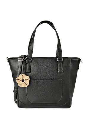 Zwarte handtas van getextureerd leer met dubbele handvatten, voorvak, verstelbare schouderband en een beige bloemvormige hanger bevestigd aan de band.