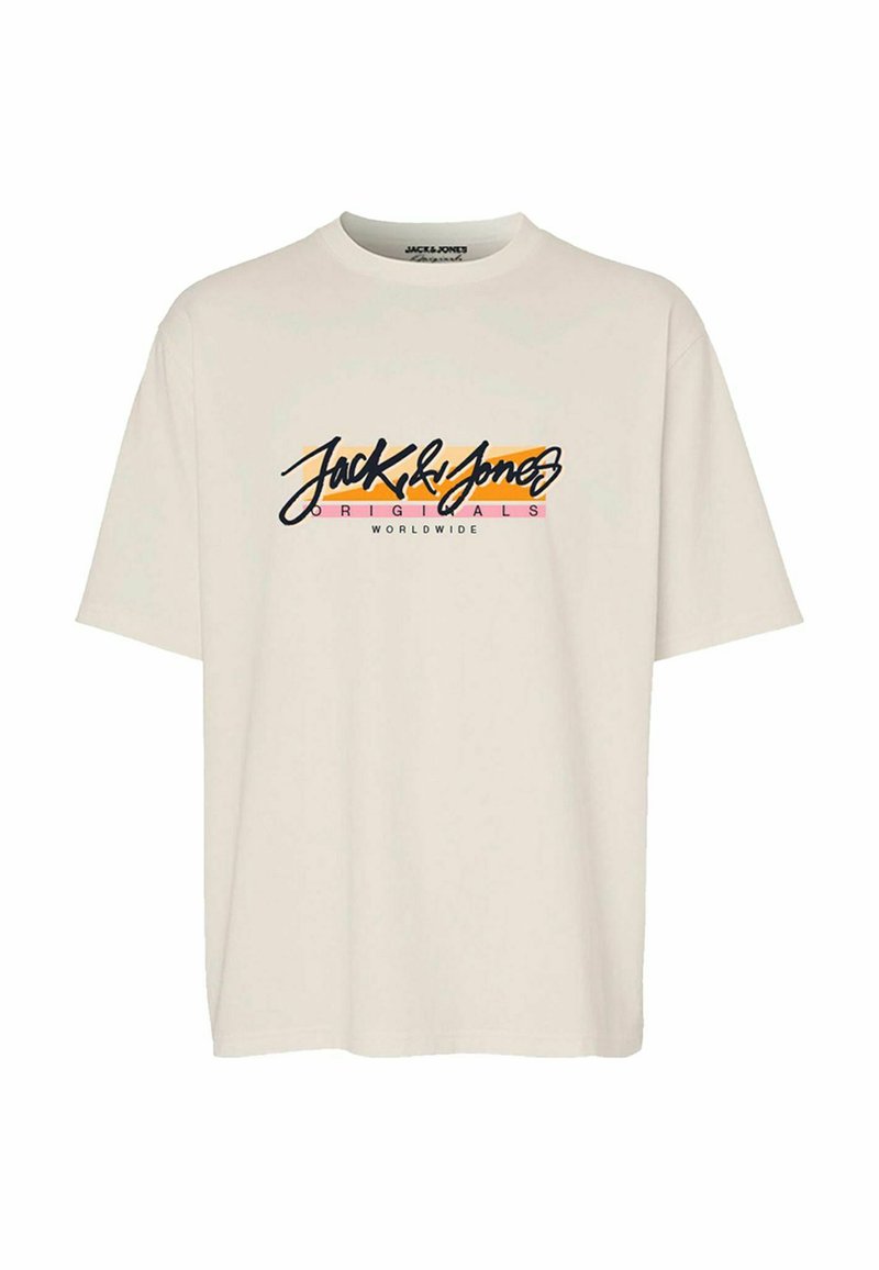 Camiseta de manga corta color crema hecha de algodón con cuello redondo. Presenta un diseño gráfico colorido con "Jack & Jones" y detalles debajo.