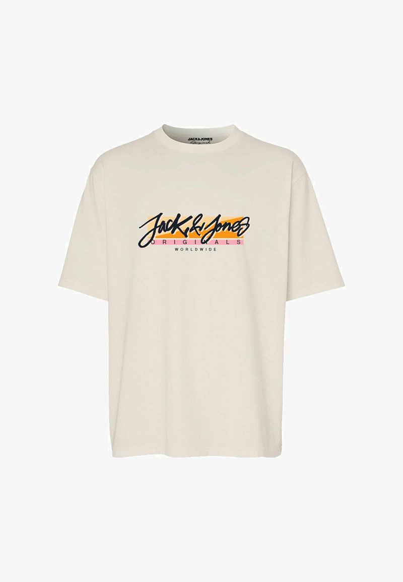 Camiseta de manga corta color crema hecha de algodón con cuello redondo. Presenta un diseño gráfico colorido con "Jack & Jones" y detalles debajo.