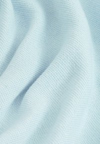 Šviesiai mėlyna megzta medžiaga su minkštu paviršiumi, pasižyminti smulkia audimo struktūra ir subtiliu mažų siūlių raštu. Lanksti ir lengvai krenta.