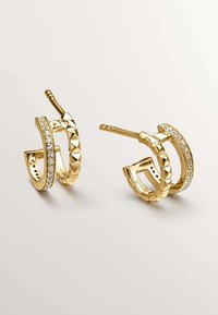 Pendientes de aro de oro que presentan una combinación de superficies lisas y texturizadas, adornados con piedras preciosas brillantes en un lado.