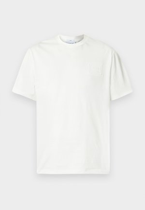 Weißes Baumwoll-T-Shirt mit kurzen Ärmeln, versehen mit einem strukturierten Logo-Patch auf der linken Brust, rundem Ausschnitt und lockerer Passform.