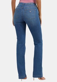 Guess HOCHGESCHNITTENE MIT STRASSDETAIL IN AUS ELASTISCHEM  - Džíny Bootcut - blau