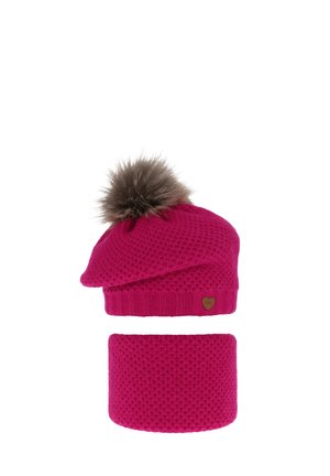 Fuchsienfarbene Strickmütze mit Bommel und passendem Loop-Schal. Verfügt über gerippte Akzente und einen kleinen Herz-Logo-Patch. Weiche Textur, warmes Design.