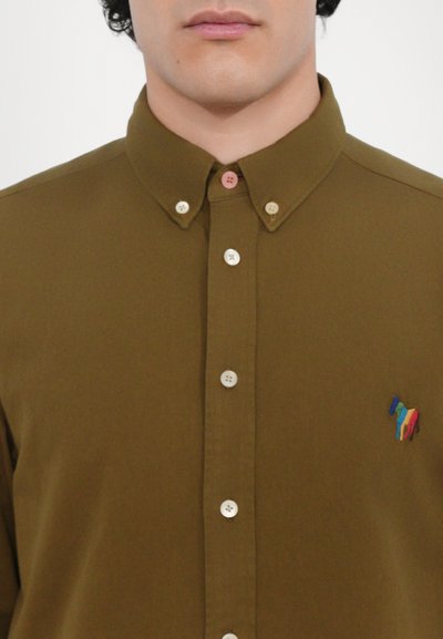 Camisă cu guler, de culoare maro, realizată din bumbac; prezintă un accent brodat colorat cu un cal și butoane multicolore.