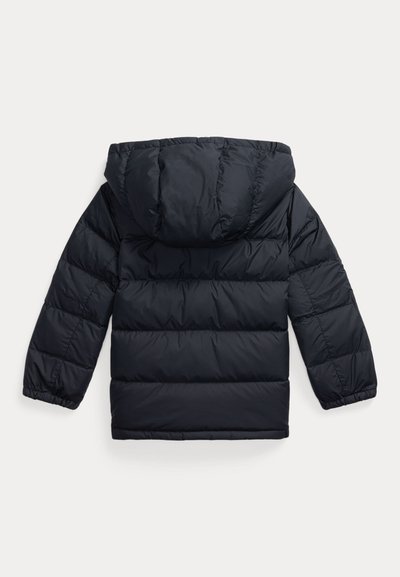 Chaqueta de invierno acolchada negra con capucha, puños elásticos y acolchado horizontal, mostrada por atrás sobre un fondo blanco.