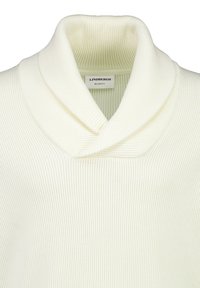 Weißer, gerippter Strickpullover mit einem breiten, umgeschlagenen Kragen und lockerer Passform. Der strukturierte Stoff betont das weiche Aussehen. Markenlabel sichtbar.