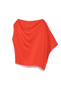Tessuto leggero di colore rosso, drappeggiato, con una forma fluida e una texture morbida, che mette in mostra pieghe lisce e un taglio asimmetrico.