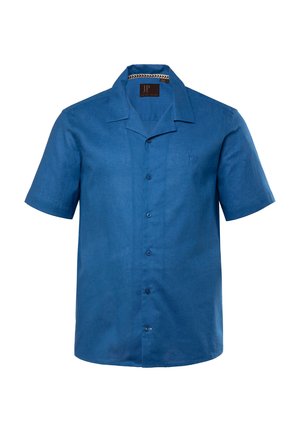 Chemise à manches courtes de couleur bleu vif, en tissu léger. Présente un devant à boutons et un col pointu avec un détail de logo brodé.