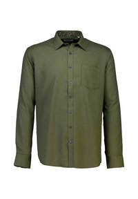 Camisa de manga larga verde oliva hecha de tela suave; cuenta con un cierre frontal de botones, bolsillo en el pecho y detalle estampado en el interior del cuello.
