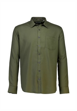 Camisa de manga larga verde oliva hecha de tela suave; cuenta con un cierre frontal de botones, bolsillo en el pecho y detalle estampado en el interior del cuello.