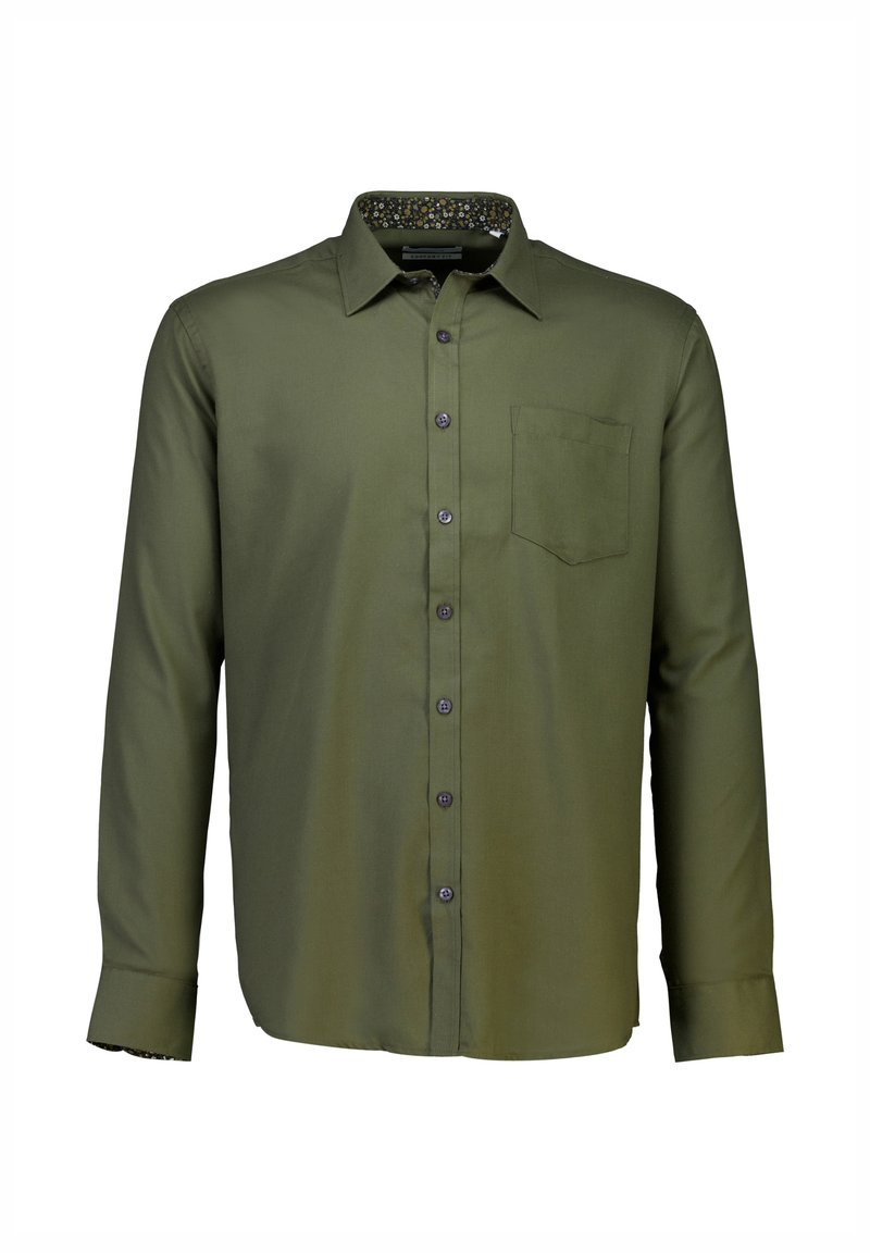 Camisa de manga larga verde oliva hecha de tela suave; cuenta con un cierre frontal de botones, bolsillo en el pecho y detalle estampado en el interior del cuello.