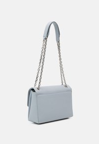 Vaaleansininen tekstiilinen nahkakäsilaukku, jossa on suorakaiteen muotoinen rakenne, ketjuhihna ja sileä yläkahva.