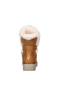 Bruine suède enkellaars met een witte faux fur rand. Kenmerkt zich door een zachte textuur, afgeronde vorm en een logo detail aan de zijkant.