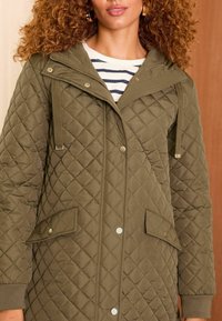 Love & Roses SHOWER RESISTANT HOODED QUILTED - REGULAR FIT - Ziemas mētelis - khaki green