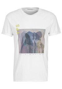 Bílá bavlněná tričko s grafickým potiskem s rozmazanými obličeji, světle modrými a zelenými tóny a žlutým nápisem "YPS" nad designem.