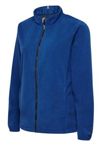 Blå fleecejacka med hög krage, dragkedja och sidofickor. Har svart logodetalj längs dragkedjan. Mjuk textur.
