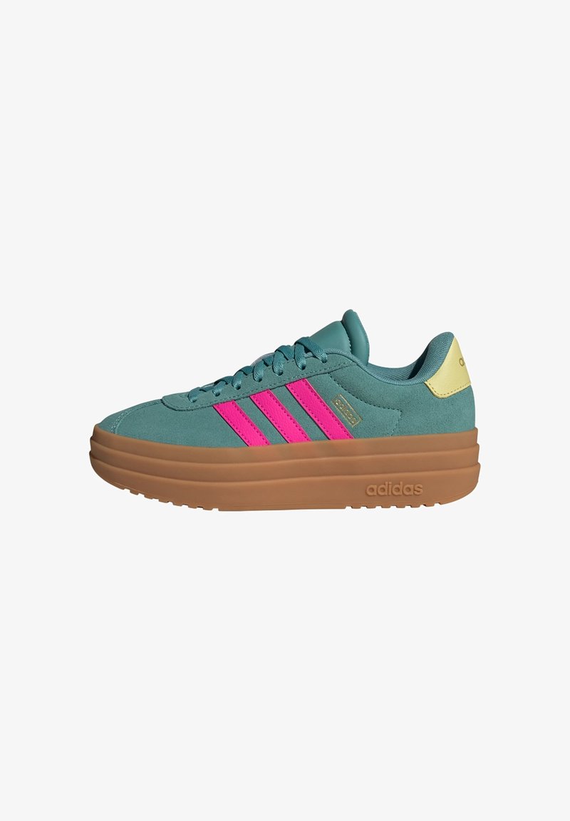 Sneakers in suede color teal con tre strisce rosa, un accentuazione gialla nel tallone e una suola in gomma marrone chunky. Presentano un design con lacci.