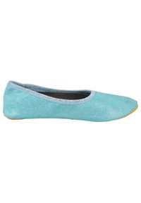 Hellblaues flaches Schuhwerk mit einem strukturierten, glitzernden Obermaterial, runder Zehenform und flexibler Gummi-Außensohle. Verstärkte Nähte entlang des Randes.