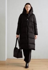 Marc O'Polo PUFFER COAT WITH HOOD SIDE SLITS WITH ZIPPER WELT POCKETS BACKPACK BELTS - Páperový kabát - black