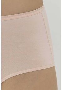 Culotte taille haute en tissu rose clair doux, doté d'une texture lisse, avec une ceinture renforcée et des côtés sans coutures pour le confort.