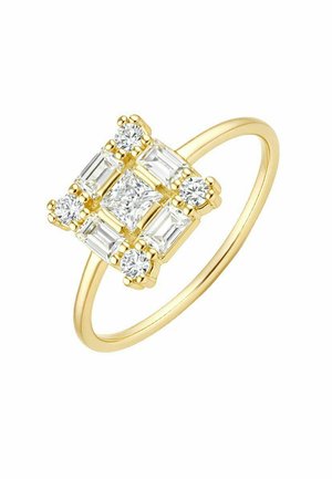 Zlatý prsteň so štvorcovým zhlukom siedmich bielych diamantov, vrátane jedného centrálneho princess brusu, štyroch baguette brusov a štyroch okrúhlych brusov.
