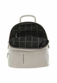 Zaino grigio chiaro realizzato in tessuto texture, dotato di manico superiore, chiusura con zip e un interno scuro con motivo a logo.