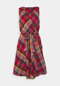 Červené kostkované zavinovací šaty s výstřihem do V, bez rukávů a s odpovídajícím páskem, s barevnými vzory v zelené, žluté a modré.