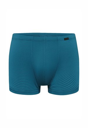 Męskie bokserki w kolorze morskim z poziomą, prążkowaną fakturą i małą czarną metką marki na pasku biodrowym, prezentowane na białym tle.