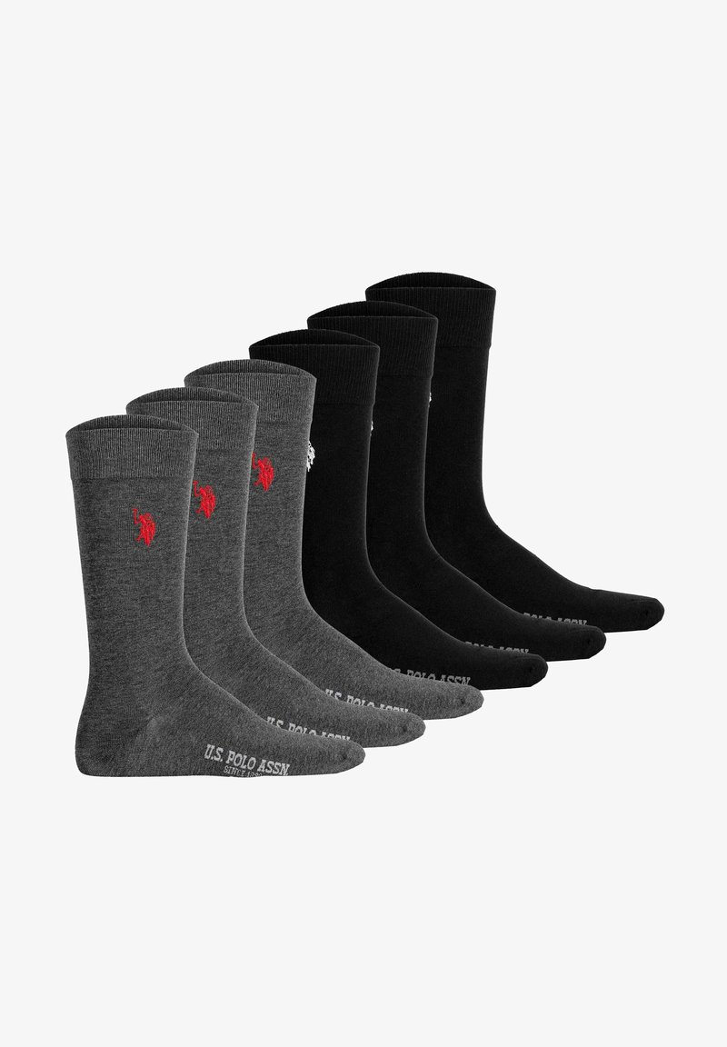 Seis pares de calcetines: dos grises con logotipo rojo, dos negros con logotipo blanco, hechos de una mezcla de algodón. Cada par cuenta con un puño acanalado.