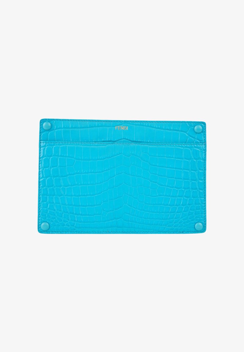 Portefeuille rectangulaire bleu vif avec une texture crocodile et quatre boutons-pression aux coins, avec un petit logo Fendi doré en haut au centre.