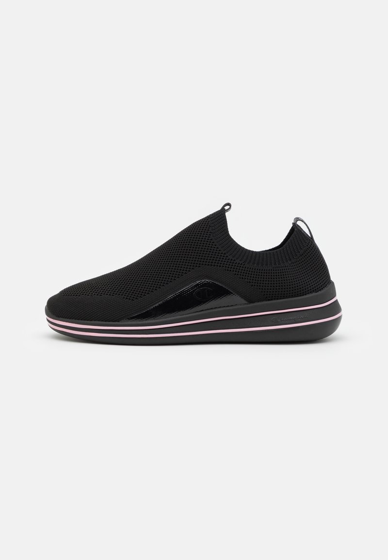 Černé pletené slip-on boty s texturovaným povrchem, s hladkým černým akcentem a růžovými pruhy na podrážce. Lehký design.