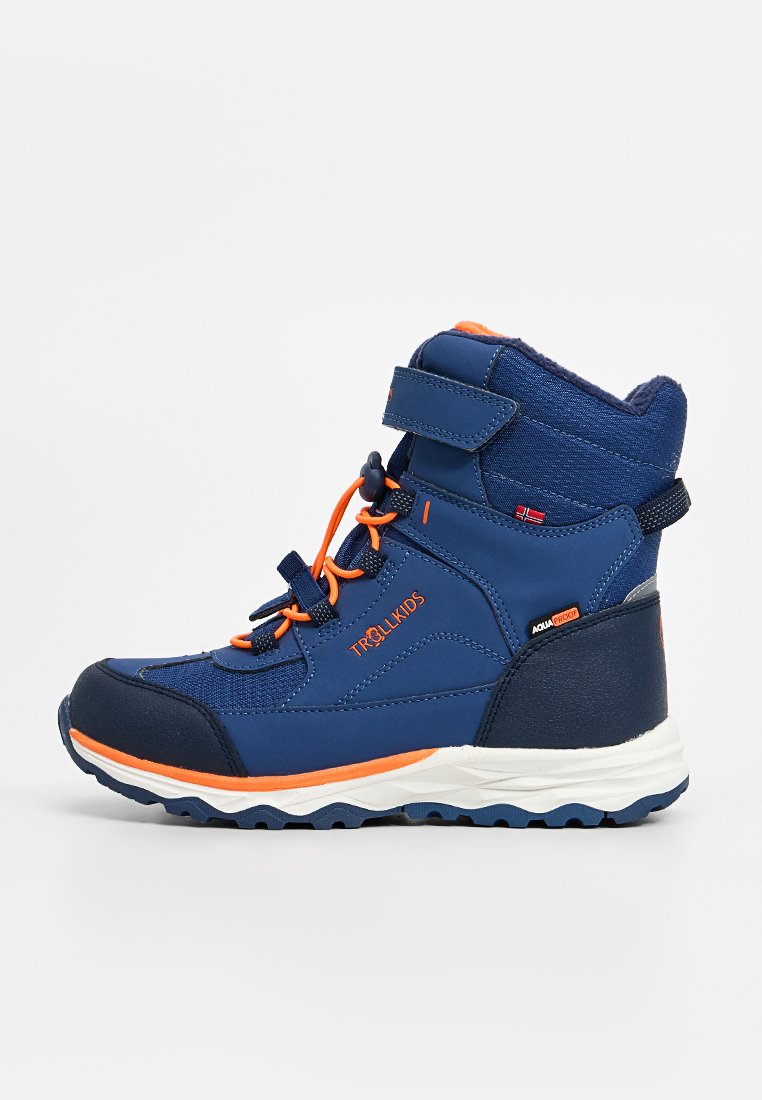 Blaue wetterfeste Stiefel mit orangefarbenen Akzenten. Hochschnitt-Design, gepolsterter Kragen, verstellbarer Riemen und strukturierte Gummisohle. Moderner Sportstil.