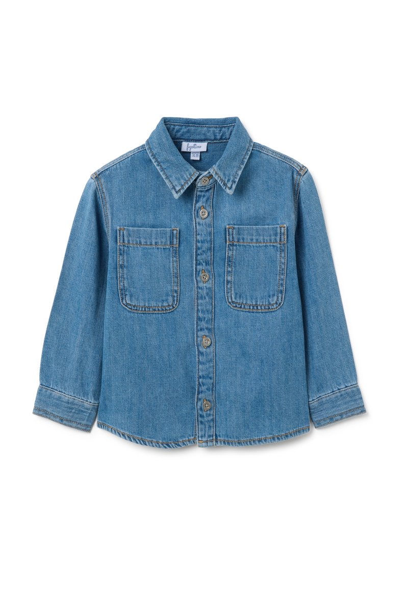 Jeanshemd in Hellblau, mit spitzem Kragen, langen Ärmeln und zwei Vorderfronttaschen mit Knopfverschlüssen. Auffällige Stichdetails.