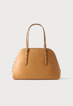 Handtas van bruin leer met een gestructureerd ontwerp, dubbele bovenhandvatten en minimalistische details. Heeft een gladde textuur en subtiele metalen accenten.