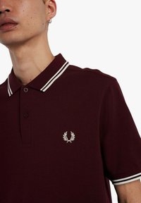 Fred Perry RIBETE DOBLE - Polo - oxblood