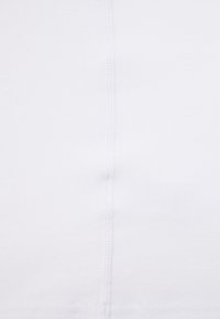 Tecido de algodão branco com uma textura suave, apresentando uma costura central e detalhes de costura discretos. Sem padrões ou acentos presentes.