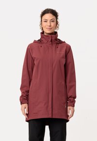 Giacca impermeabile bordeaux con colletto alto, cordini regolabili, maniche lunghe, tasche laterali e orlo posteriore più lungo.