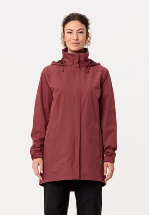 Giacca impermeabile bordeaux con colletto alto, cordini regolabili, maniche lunghe, tasche laterali e orlo posteriore più lungo.