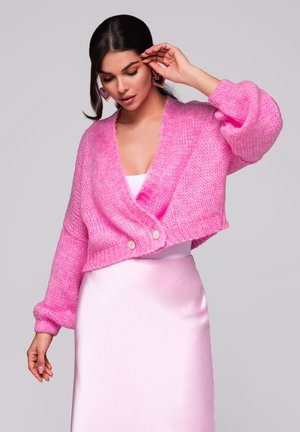 Gehaakte roze cardigan met lange, puffed mouwen en een V-halsontwerp, voorzien van twee knopen aan de voorkant en een gestructureerde breisel.