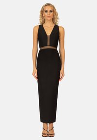Schwarzes Abendkleid mit tiefem V-Ausschnitt, transparenter Akzent an der Taille, figurbetontem Schnitt und bodenlanger Gestaltung. Glatte Stofftextur.