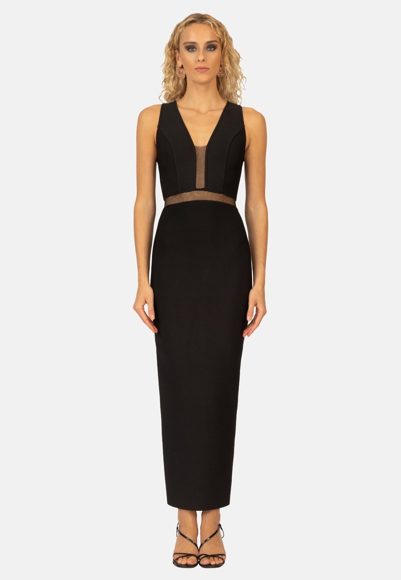 Schwarzes Abendkleid mit tiefem V-Ausschnitt, transparenter Akzent an der Taille, figurbetontem Schnitt und bodenlanger Gestaltung. Glatte Stofftextur.