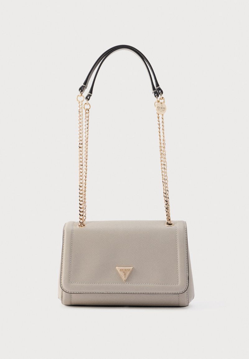 Grå tekstureret håndtaske med et sort læderhåndtag øverst og en guldkædekæde, der har en trekantet logo på fronten.