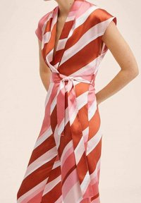 Satin wikkeljurk met diagonale strepen in rood, roze en wit. Korte capmouwen, diepe V-hals en een striksluiting in de taille.