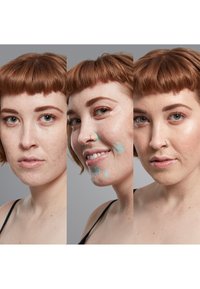 Trois images en gros plan du visage d'une femme. Ses traits incluent des taches de rousseur, des cheveux bruns courts et différentes expressions faciales. La peau change avec le maquillage.